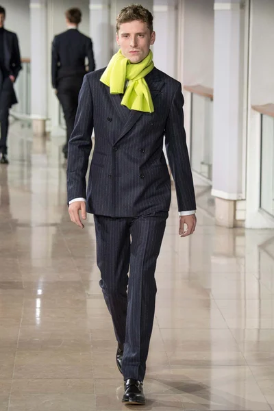 Look 10